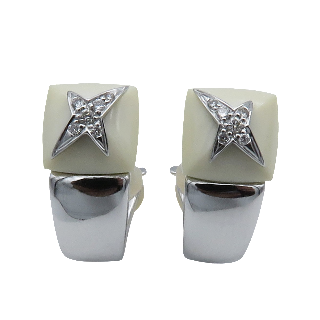 Boucles d'oreilles Mauboussin en Or gris 18k avec Nacre et diamants. Boucles d'oreilles Mauboussin en Or gris 18k avec Nacre et diamants.