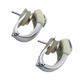 Boucles d'oreilles Mauboussin en Or gris 18k avec Nacre et diamants. Boucles d'oreilles Mauboussin en Or gris 18k avec Nacre et diamants.
