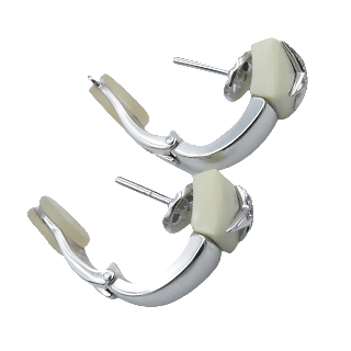Boucles d'oreilles Mauboussin en Or gris 18k avec Nacre et diamants. Boucles d'oreilles Mauboussin en Or gris 18k avec Nacre et diamants.