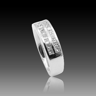 Demi Alliance or gris 18 carats avec 0,60 Cts de Diamants princesses . Taille 50.