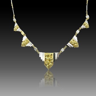 Collier Style Art Deco vers 1950 Or jaune et gris 18k. 48 cm.   