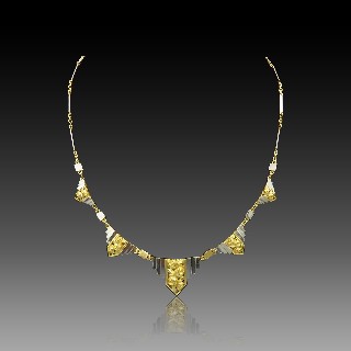 Collier Style Art Deco vers 1950 Or jaune et gris 18k. 48 cm.   