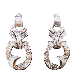 Boucles d'oreilles en platine vers 1930 avec 4.0 Carats de diamants. Boucles d'oreilles en platine vers 1930 avec 4.0 Carats de diamants.