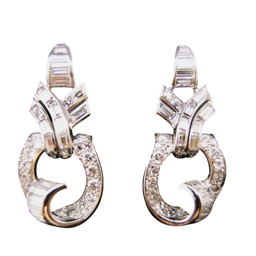 Boucles d'oreilles en platine vers 1930 avec 4.0 Carats de diamants. Boucles d'oreilles en platine vers 1930 avec 4.0 Carats de diamants.