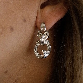 Boucles d'oreilles en platine vers 1930 avec 4.0 Carats de diamants. Boucles d'oreilles en platine vers 1930 avec 4.0 Carats de diamants.