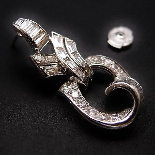 Boucles d'oreilles en platine vers 1930 avec 4.0 Carats de diamants. Boucles d'oreilles en platine vers 1930 avec 4.0 Carats de diamants.