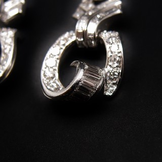Boucles d'oreilles en platine vers 1930 avec 4.0 Carats de diamants. Boucles d'oreilles en platine vers 1930 avec 4.0 Carats de diamants.