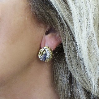 Boucles d'Oreilles en or jaune et gris 18k massif avec saphirs et diamants .