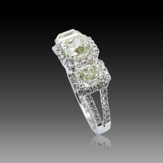 Bague Or Gris 18k avec 3,10 carats de diamants radiants et brillants. Taille 53