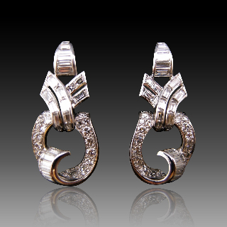 Boucles d'oreilles en platine vers 1930 avec 4.0 Carats de diamants.