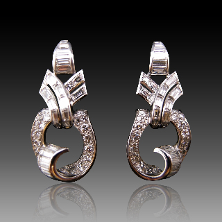 Boucles d'oreilles en platine vers 1930 avec 4.0 Carats de diamants. Boucles d'oreilles en platine vers 1930 avec 4.0 Carats de diamants.