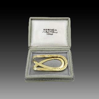 Pince Billets Hermes vers 1970 en or jaune 18k massif . Poids: 14.40 gr.Boite d'origine Pince Billets Hermes vers 1970 en or jaune 18k massif . Poids: 14.40 gr.Boite d'origine