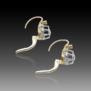 Boucles d'oreilles Dormeuses en or 18k et Platine vers 1930 avec roses de diamant Boucles d'oreilles Dormeuses en or 18k et Platine vers 1930 avec roses de diamant
