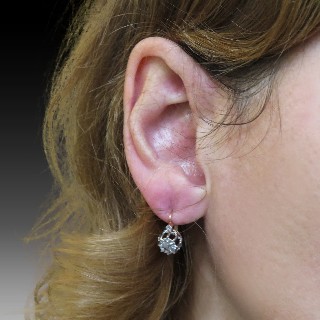 Boucles d'oreilles Dormeuses en or 18k et Platine vers 1930 avec roses de diamant
