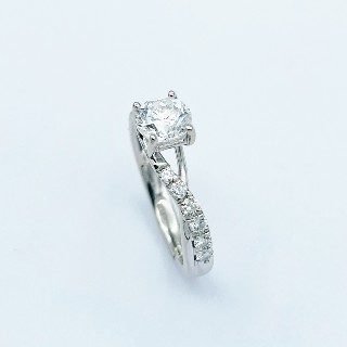 Solitaire en or gris 18k avec Diamant de 0,70 Ct .D/VS2 + 0,28 Cts. Taille 48.