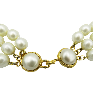 Collier CHANEL Perles Fantaisies et Métal Doré .Boite d'origine. vers 1995.