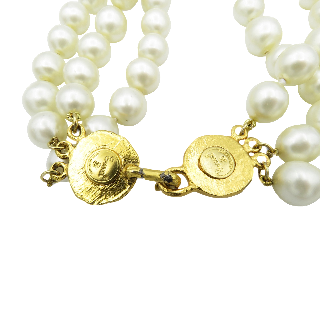 Collier CHANEL Perles Fantaisies et Métal Doré .Boite d'origine. vers 1995. Collier CHANEL Perles Fantaisies et Métal Doré .Boite d'origine. vers 1995.