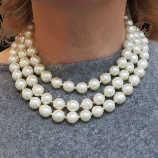 Collier CHANEL Perles Fantaisies et Métal Doré .Boite d'origine. vers 1995. Collier CHANEL Perles Fantaisies et Métal Doré .Boite d'origine. vers 1995.