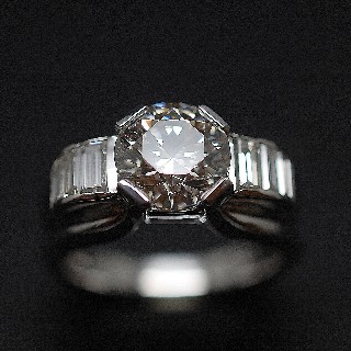 Solitaire en platine avec Diamant brillant 2.26 Cts H-VS2 + 0.25 Cts.