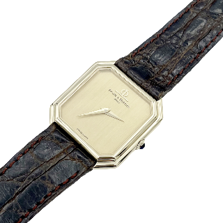 Montre Baume & Mercier Vintage Rectangulaire  Or jaune 18k mécanique Vers 1970.