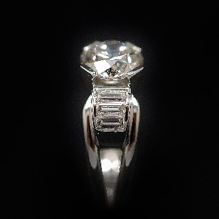 Solitaire en platine avec Diamant brillant 2.26 Cts H-VS2 + 0.25 Cts. Solitaire en platine avec Diamant brillant 2.26 Cts H-VS2 + 0.25 Cts.