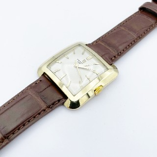 Montre Universal Geneve Vintage vers 1960 en Or jaune 18 Cts , mécanique.