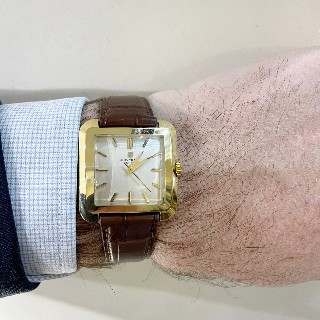 Montre Universal Geneve Vintage vers 1960 en Or jaune 18 Cts , mécanique.