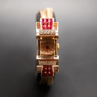 Montre dame Tank vers 1940 en Or 18k & platine avec diamants et verneuils.