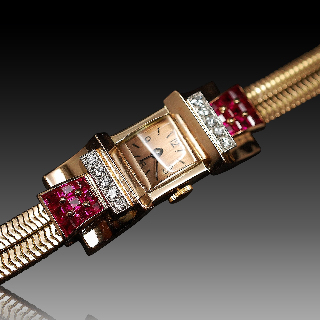 Montre dame Tank vers 1940 en Or 18k & platine avec diamants et verneuils.