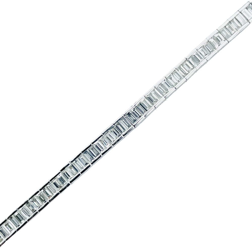 Bracelet ligne en Or gris 18k avec 3,0 carat de Diamants Baguettes G-VS. 18 cm