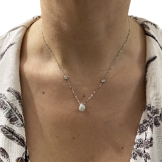 Collier pendentif en forme de poire en or gris 18 Cts avec 0,60 Cts de Diamants 