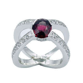 Bague Or gris 18k avec un Rubis naturel de 2,06 Cts et Diamants. Taille 53.