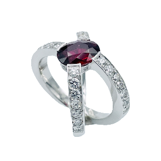 Bague Or gris 18k avec un Rubis naturel de 2,06 Cts et Diamants. Taille 53.