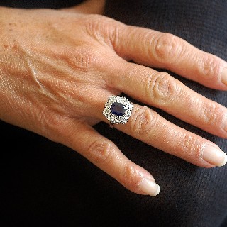 Bague entourage en Or 18K et platine vers 1950, Saphir Siam et Diamants.