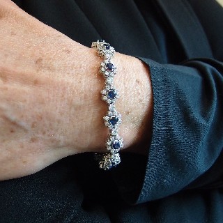 Bracelet articulé en Or gris 18k avec 4,20 Cts de Diamants et 3,0 Cts de Saphirs