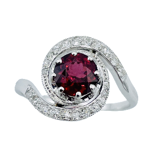 Bague en Platine vers 1930 avec Grenat Rhodolite et Diamants. Taille 53