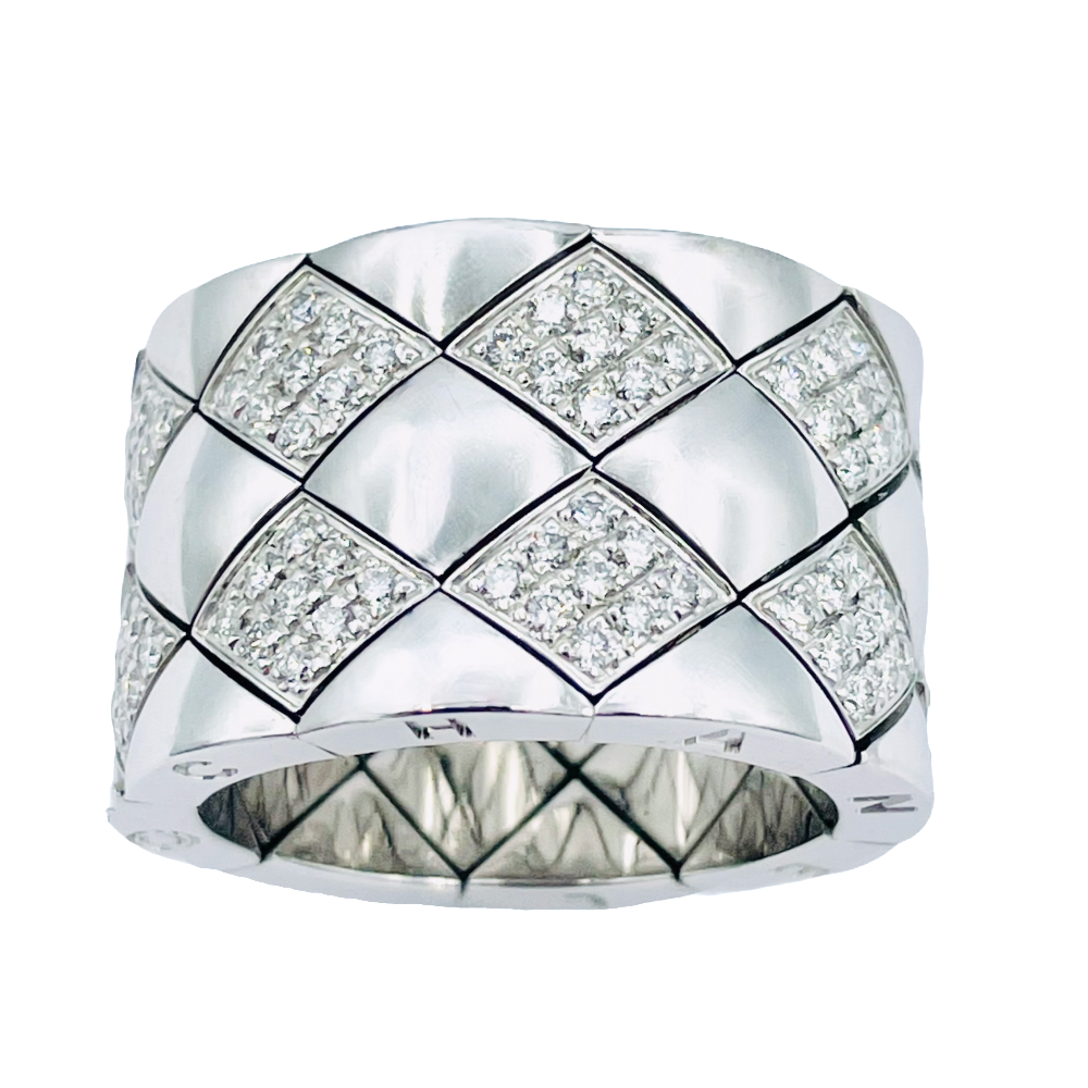 Bague Chanel" Matelassée" grand modèle de Dame vers 2000 en Or gris 18k et Diamants. Taille 48.  