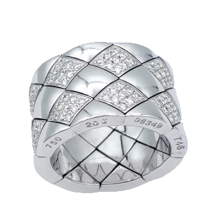 Bague Chanel" Matelassée" grand modèle de Dame vers 2000 en Or gris 18k et Diamants. Taille 48.  