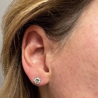 Puces d'oreilles Or gris 18k avec Diamants brillants 1.22 Cts et 1.21Cts. K-SI1 (HRD) Puces d'oreilles Or gris 18k avec Diamants brillants 1.22 Cts et 1.21Cts. K-SI1 (HRD)