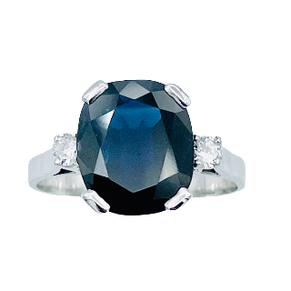 Bague Or gris 18k avec un Saphir ovale et Diamants brillants . Taille 60