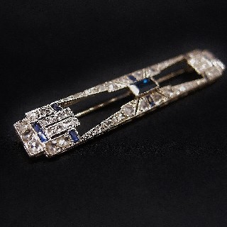 Broche en Or 18k et Platine Art Déco avec saphirs et Diamants. Broche en Or 18k et Platine Art Déco avec saphirs et Diamants.