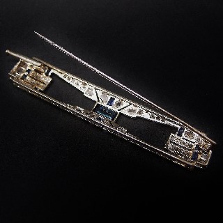 Broche en Or 18k et Platine Art Déco avec saphirs et Diamants. Broche en Or 18k et Platine Art Déco avec saphirs et Diamants.