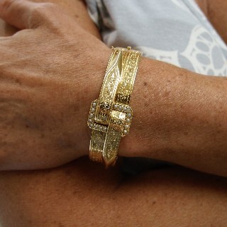 Bracelet jonc ouvrant ciselé Napoleon III en or 18 carats et demi perles fines Bracelet jonc ouvrant ciselé Napoleon III en or 18 carats et demi perles fines
