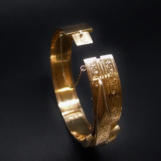 Bracelet jonc ouvrant ciselé Napoleon III en or 18 carats et demi perles fines Bracelet jonc ouvrant ciselé Napoleon III en or 18 carats et demi perles fines