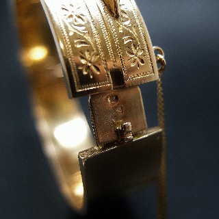 Bracelet jonc ouvrant ciselé Napoleon III en or 18 carats et demi perles fines