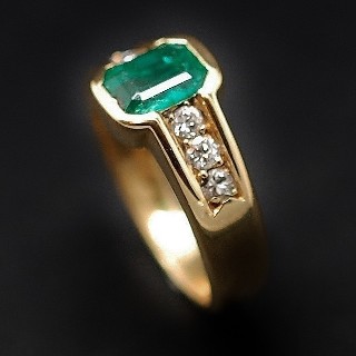 Bague Or Jaune 18K, Emeraude Colombie et Diamants brillants