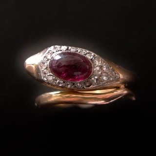 Bague "Serpent" Or Rose 18K Rubis Cabochon + Diamants Taille Rose Vers 1890.