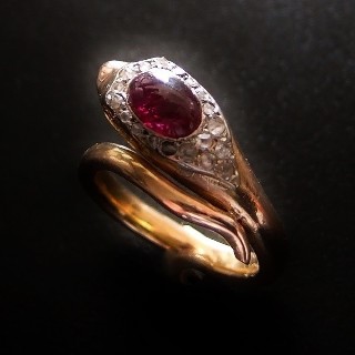 Bague "Serpent" Or Rose 18K Rubis Cabochon + Diamants Taille Rose Vers 1890.