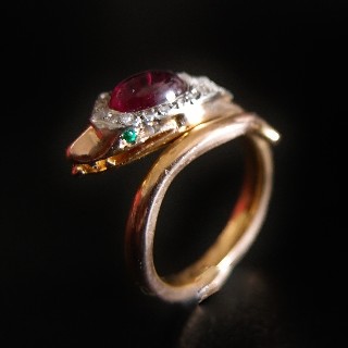 Bague "Serpent" Or Rose 18K Rubis Cabochon + Diamants Taille Rose Vers 1890.