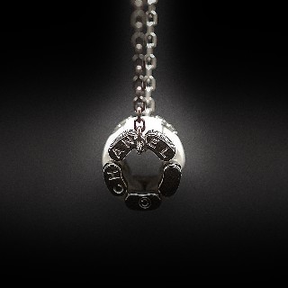 Collier Pendentif Chanel "Ultra" Diamants et Céramique Blanche.